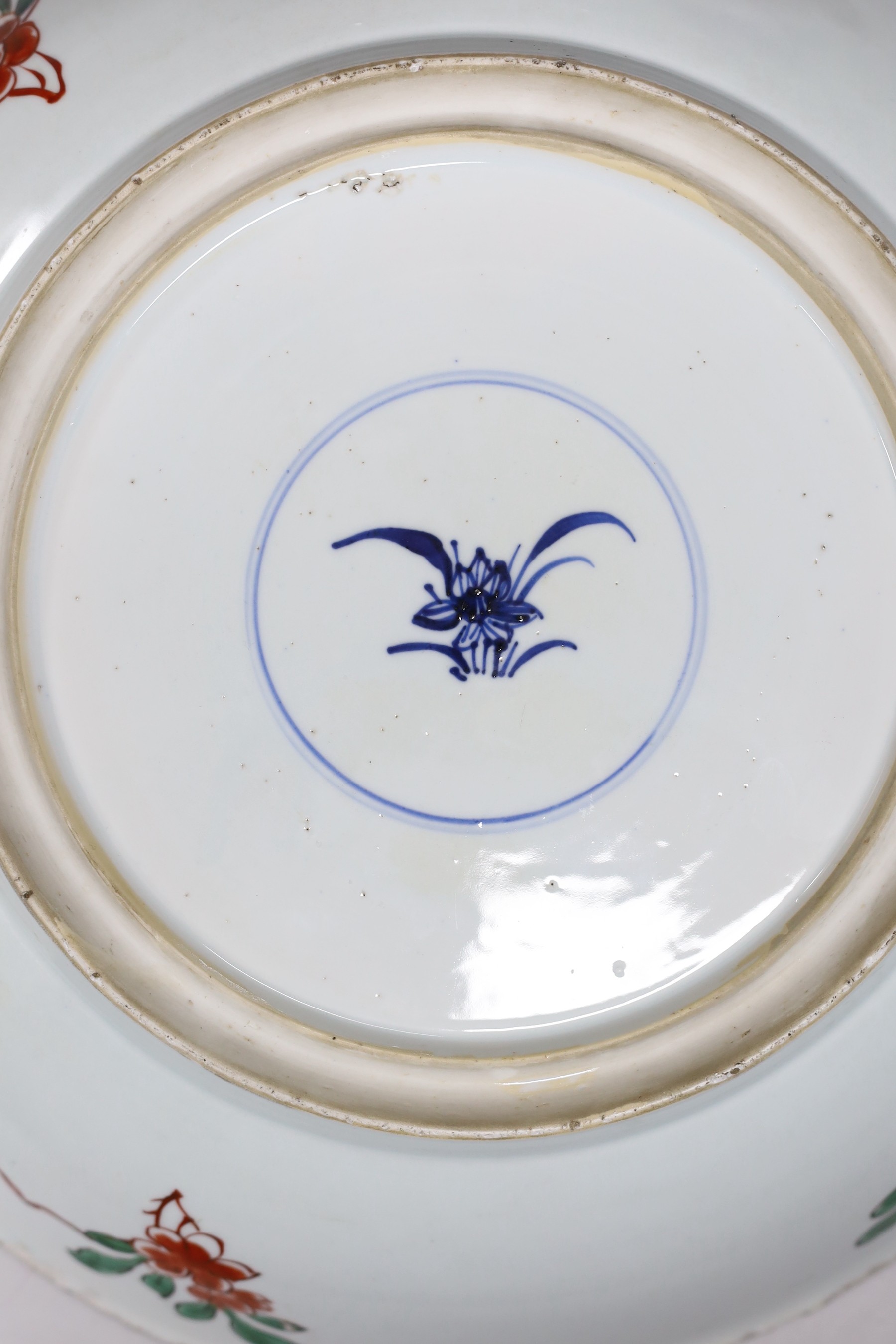 A Chinese famille verte charger, Kangxi period 38cm diameter